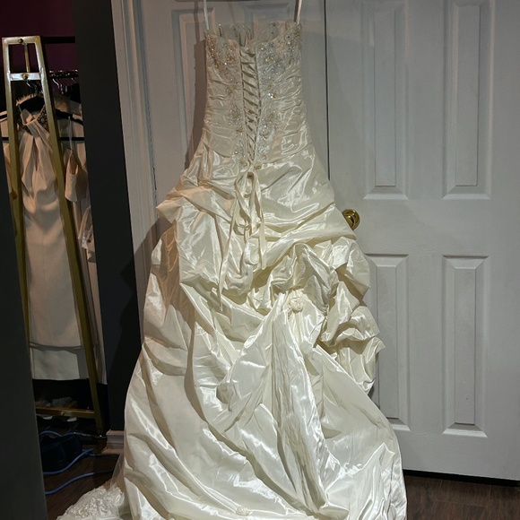 MADISON COLLECTION CHAMPAGNE SATIN WEDDING GOWN US SIZE 8 - Picture 11 of 11